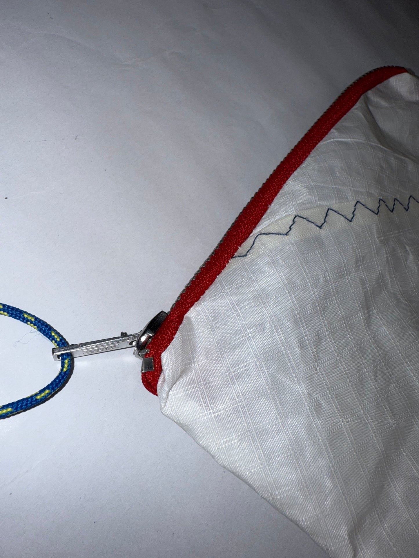 Pochette blanche et rouge