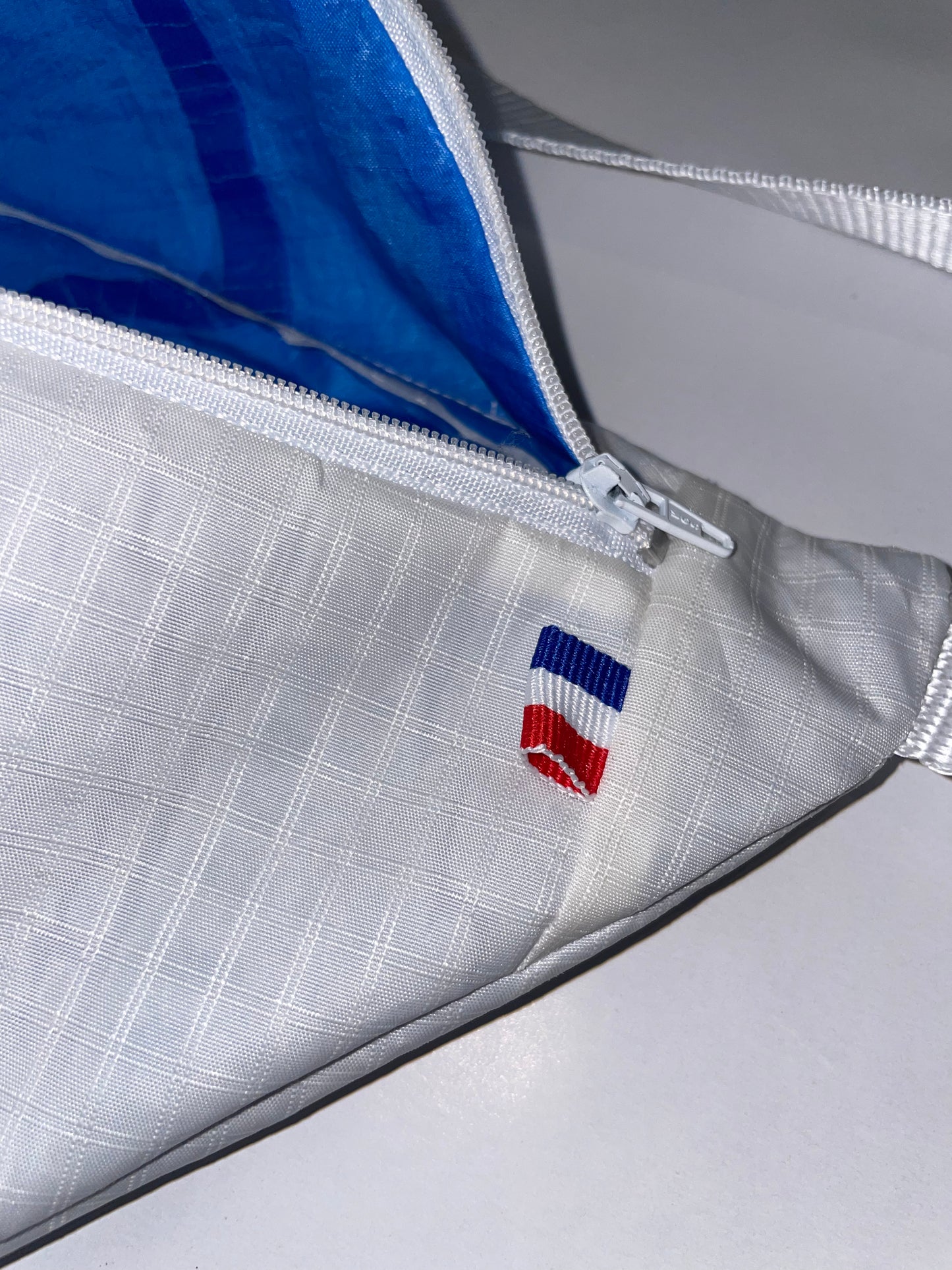 Banane Blanche - Intérieur bleu - 100% voiles recyclées