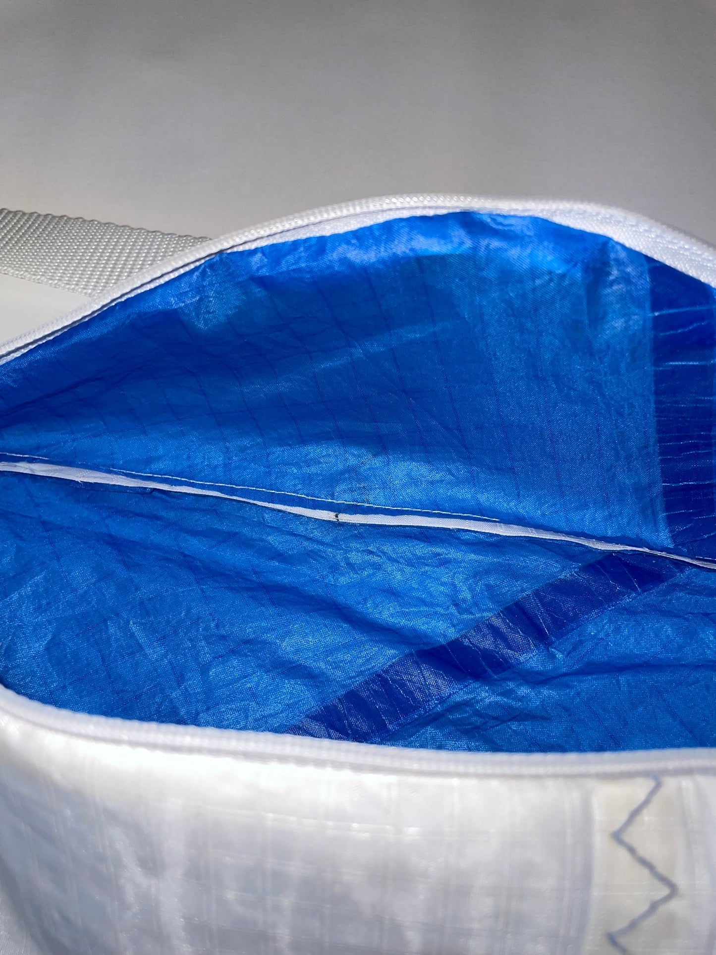 Banane Blanche - Intérieur bleu - 100% voiles recyclées