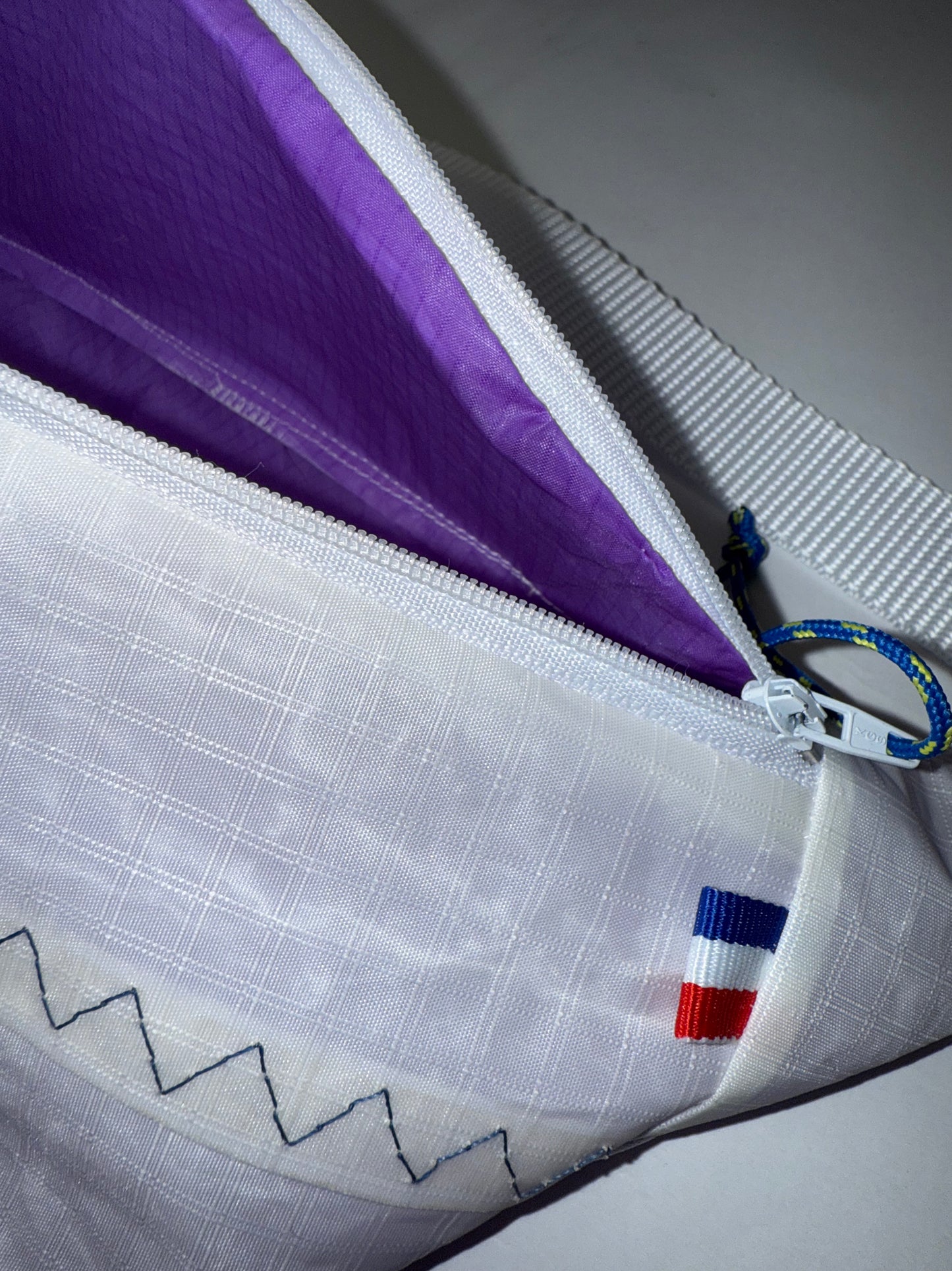 Banane Blanche - Intérieur violet - 100% voiles recyclées