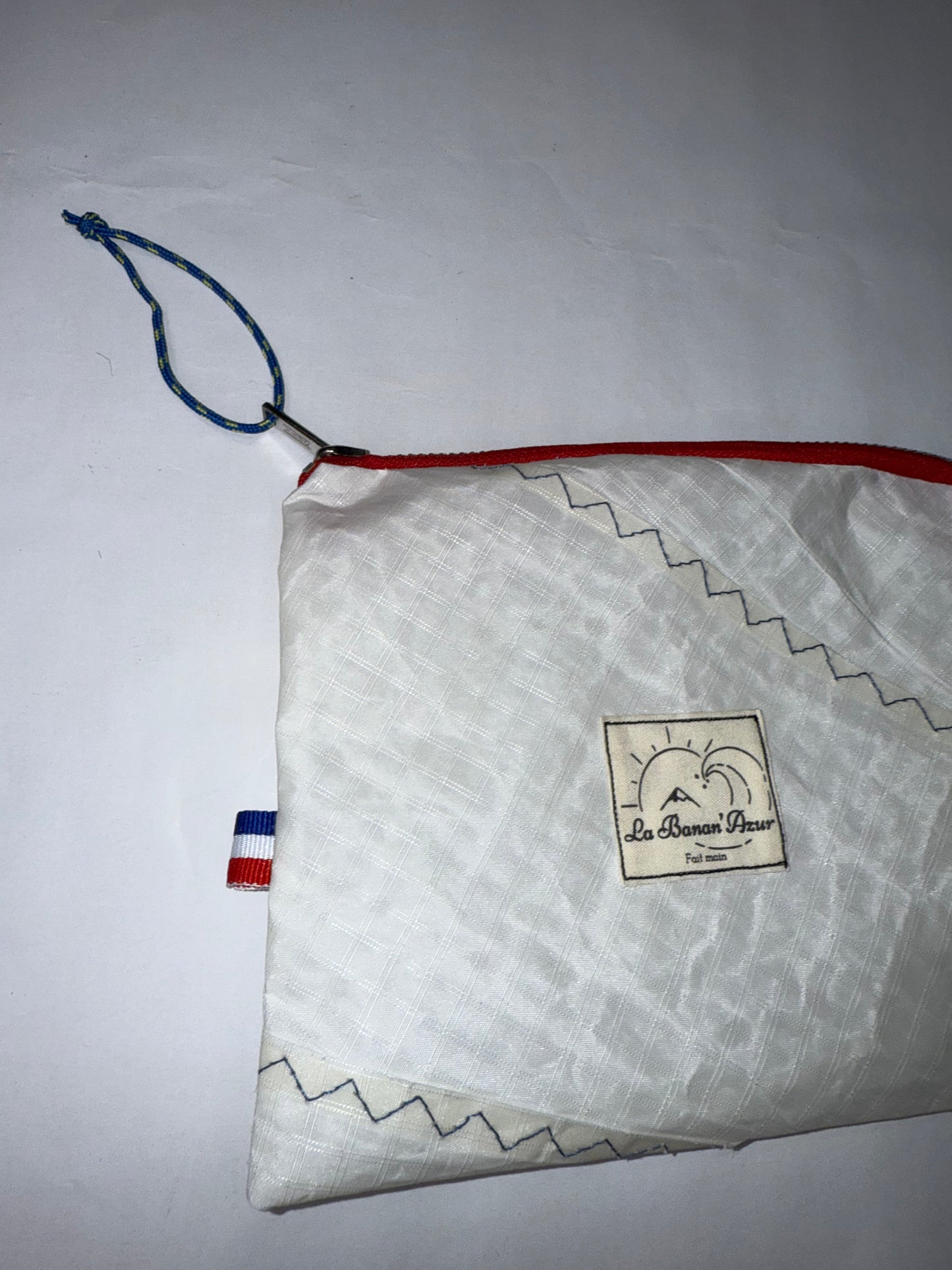 Pochette blanche et rouge