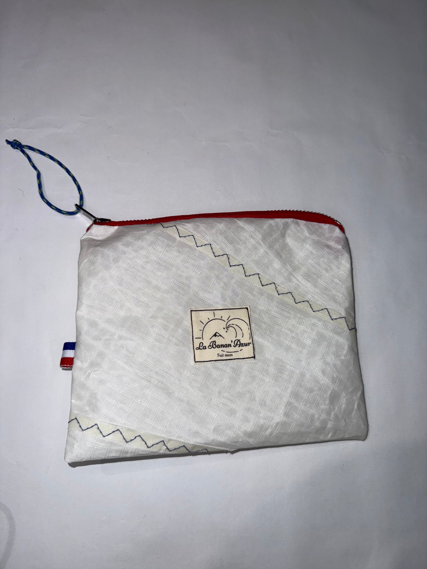 Pochette blanche et rouge